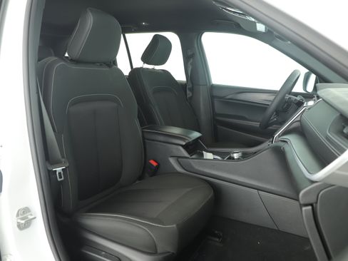 Certified 2024 Jeep Grand Cherokee Laredo w/ Luxury Tech Group I image 4