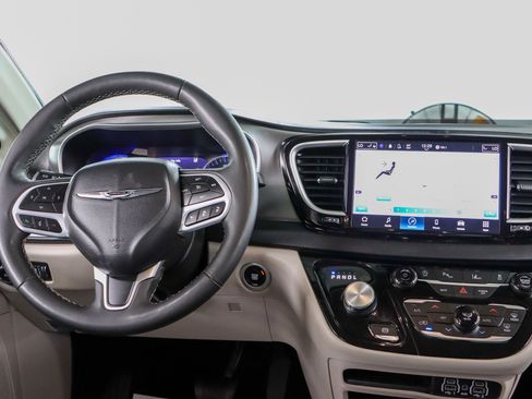 Used 2023 Chrysler Pacifica Touring-L FWD image 17