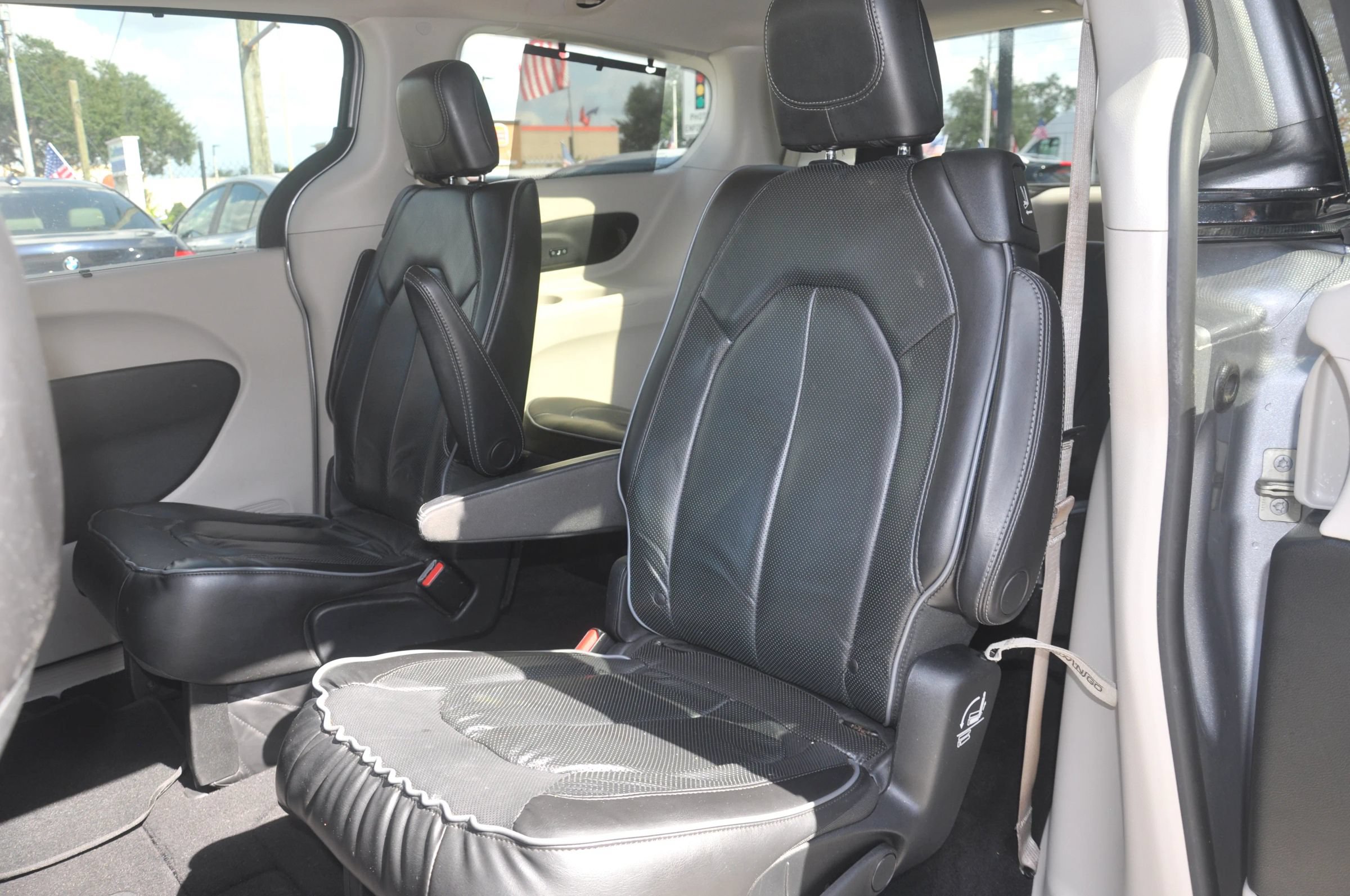 Used 2018 Chrysler Pacifica Limited FWD image 40