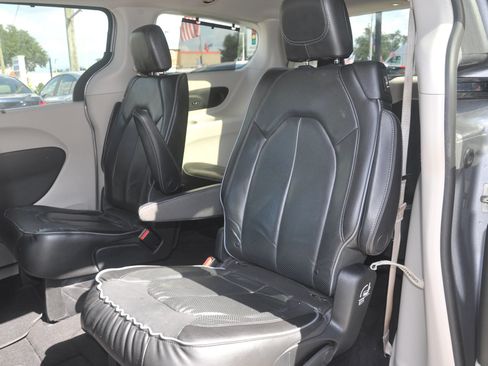 Used 2018 Chrysler Pacifica Limited FWD image 40