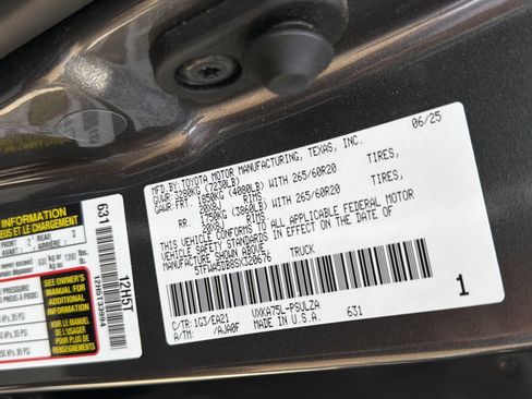 Used 2025 Toyota Tundra Limited AWD/4WD image 28
