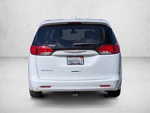 Used 2018 Chrysler Pacifica LX w/ Tire & Wheel Group FWD image 7