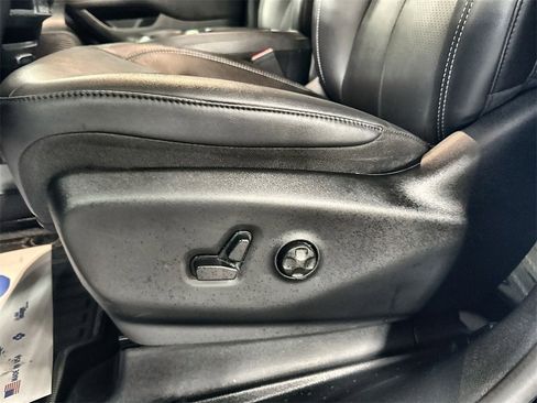 Used 2025 Chrysler Voyager LX image 13