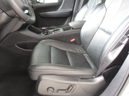 Used 2022 Volvo XC40 T5 Momentum image 19