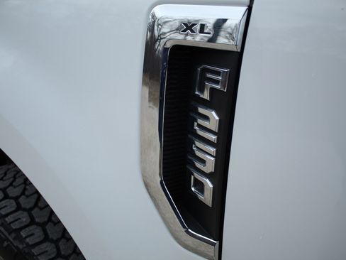 Used 2022 Ford F250 XL w/ Power Equipment Group image 9