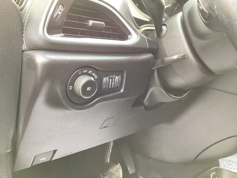 Used 2021 Chrysler Pacifica Touring-L w/ Uconnect Theater Family Group image 27