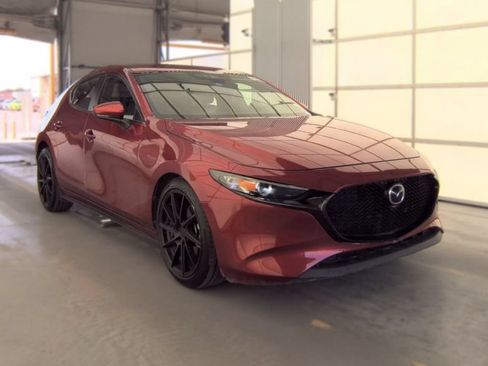 Used 2019 MAZDA MAZDA3 Hatchback w/ Preferred Package FWD image 4