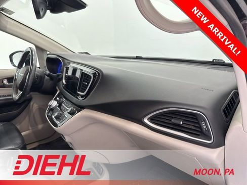 Used 2019 Chrysler Pacifica Touring-L w/ Advanced Safetytec Group FWD image 16
