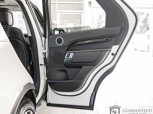 Used 2024 Land Rover Discovery S image 40