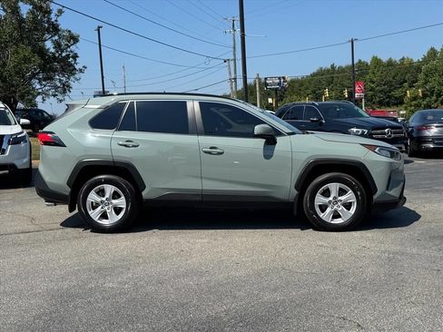 Used 2020 Toyota RAV4 XLE w/ Convenience Package FWD image 2