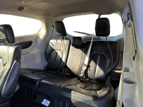 Used 2023 Chrysler Pacifica Touring-L image 12