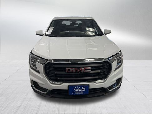 Used 2024 GMC Terrain SLE image 2