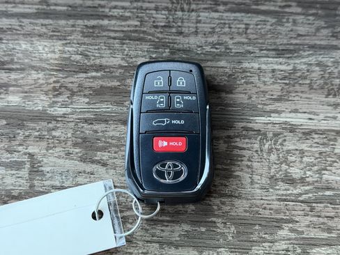 Used 2026 Toyota Sienna Platinum image 17
