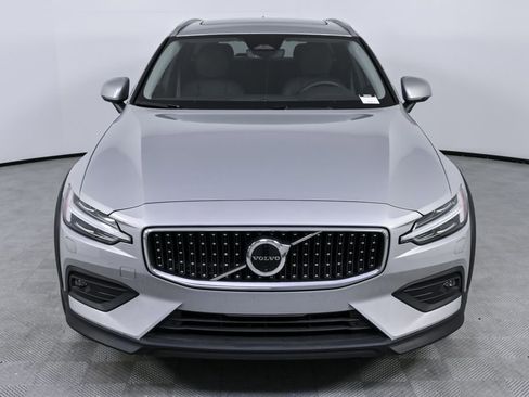Certified 2025 Volvo V60 B5 Cross Country Plus image 36