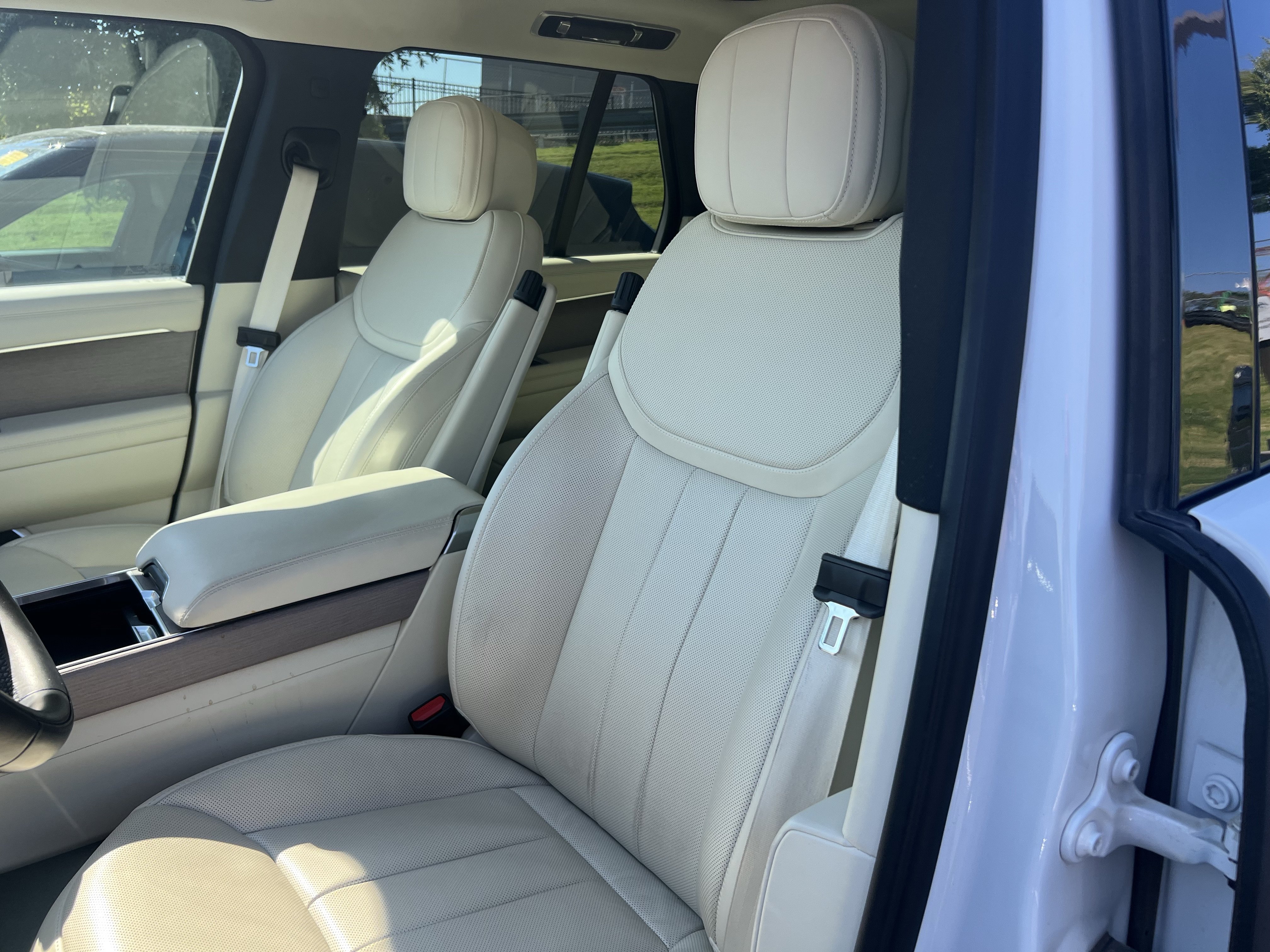 Used 2025 Land Rover Range Rover SE AWD/4WD image 17