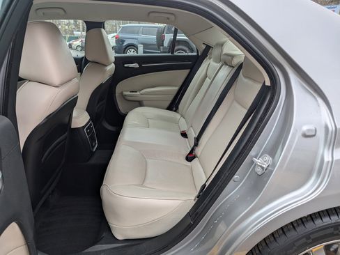 Used 2018 Chrysler 300 Limited image 20