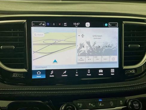 Used 2024 Chrysler Pacifica Limited FWD image 16