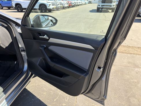 Used 2025 Volkswagen Jetta SE FWD image 11