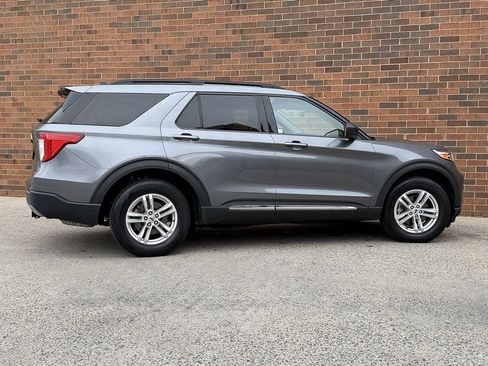Used 2022 Ford Explorer XLT w/ Equipment Group 202A image 7