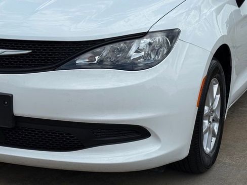 Used 2023 Chrysler Voyager LX FWD image 11