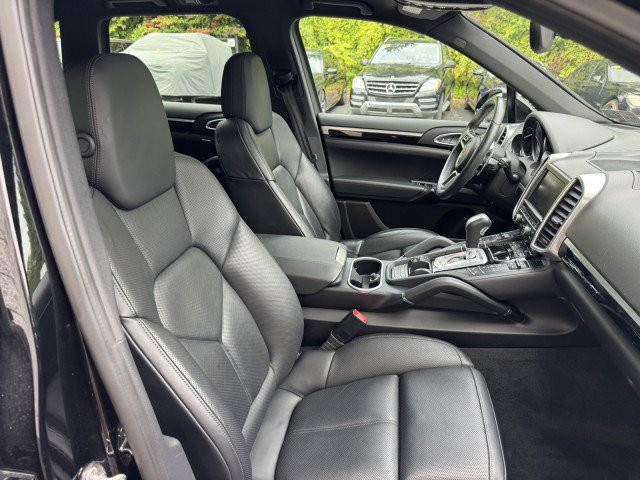 Used 2016 Porsche Cayenne w/ Premium Package AWD/4WD image 29