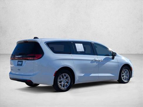 Used 2024 Chrysler Pacifica Touring-L image 5