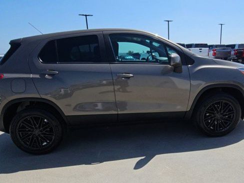 Used 2021 Chevrolet Trax LS AWD/4WD image 9