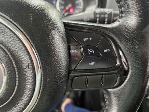 Used 2018 Jeep Renegade Altitude FWD image 17