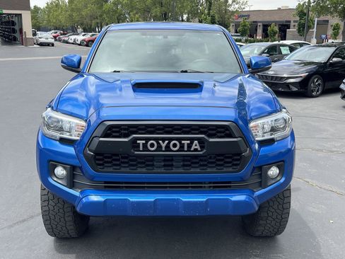 Used 2017 Toyota Tacoma TRD Sport AWD/4WD image 3