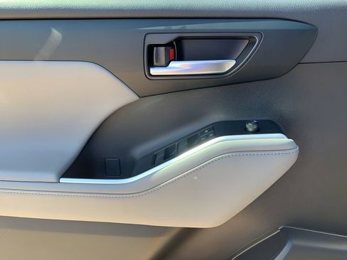 Used 2023 Toyota Highlander XLE image 11