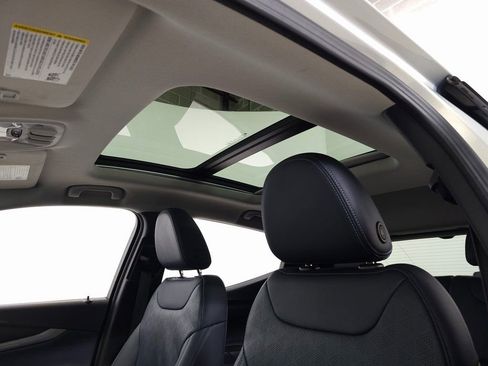 Used 2022 Chevrolet Bolt EUV Premier w/ Sun & Sound Package image 17