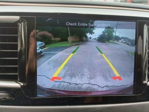 Used 2017 Chrysler Pacifica Touring-L FWD image 17