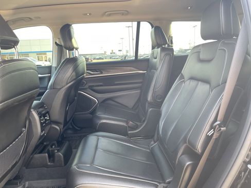 Used 2023 Jeep Grand Cherokee L Limited w/ Black Appearance Package image 39