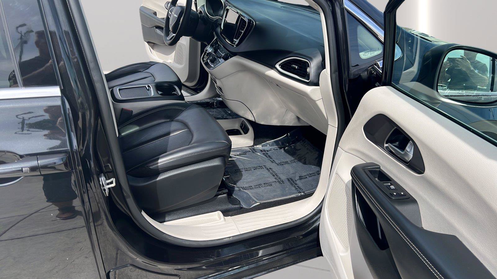Used 2023 Chrysler Pacifica Touring-L FWD image 19