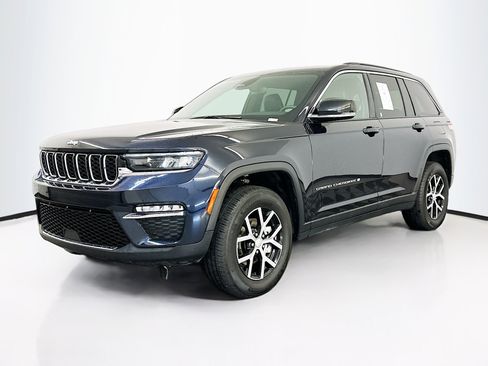 Used 2024 Jeep Grand Cherokee Limited image 3