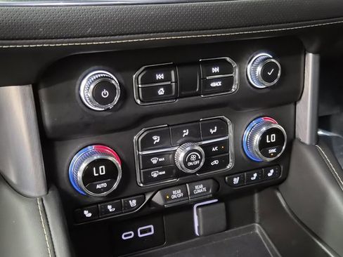 Used 2024 GMC Yukon SLT w/ SLT Luxury Package image 31