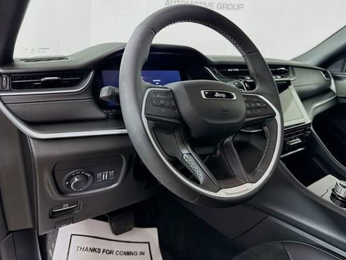 Used 2024 Jeep Grand Cherokee L Laredo image 9