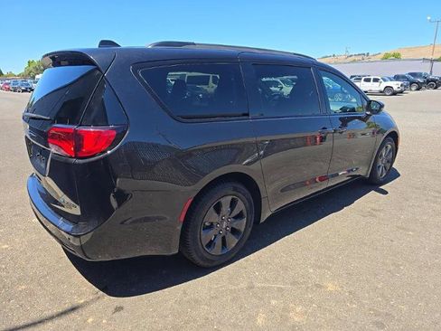 Used 2020 Chrysler Pacifica Limited FWD image 4