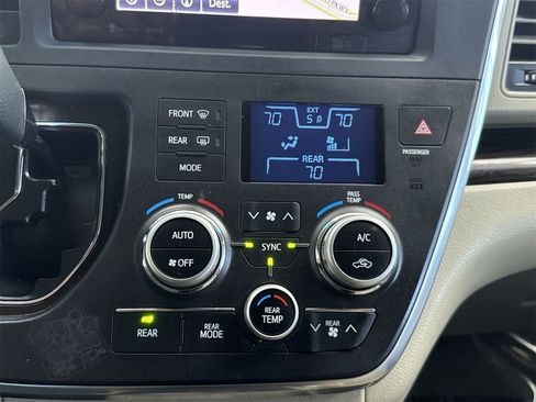 Used 2017 Toyota Sienna XLE image 25