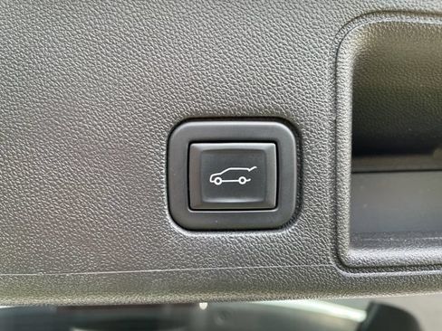 Used 2022 GMC Terrain SLT w/ Tech Package FWD image 8