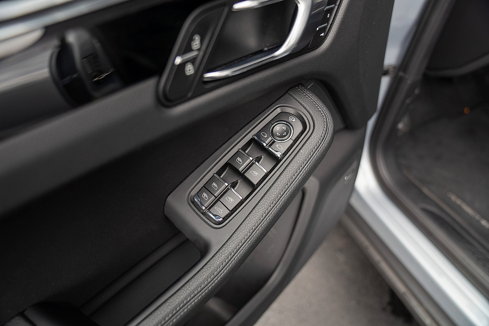 Used 2026 Porsche Macan AWD/4WD image 18