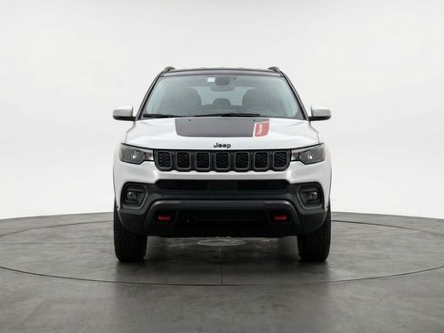 Used 2025 Jeep Compass Trailhawk AWD/4WD image 2
