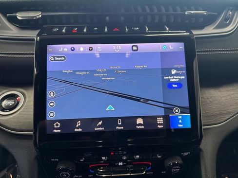 Used 2024 Jeep Grand Cherokee Limited w/ Luxury Tech Group II image 12