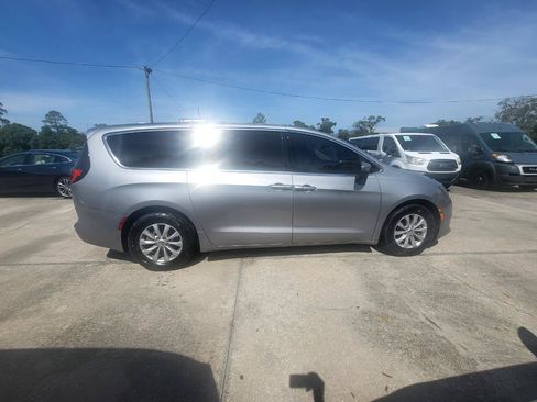 Used 2017 Chrysler Pacifica Touring w/ Tire & Wheel Group FWD image 8