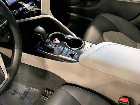 Used 2018 Toyota Camry XLE image 16