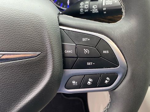 Used 2023 Chrysler Pacifica Limited image 18