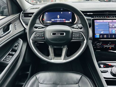 Used 2023 Jeep Grand Cherokee L Limited w/ Black Appearance Package image 17