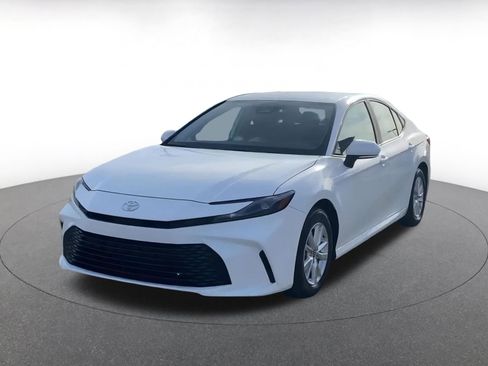 Used 2025 Toyota Camry LE image 4