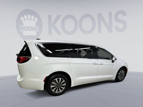 Used 2023 Chrysler Pacifica Touring-L image 13