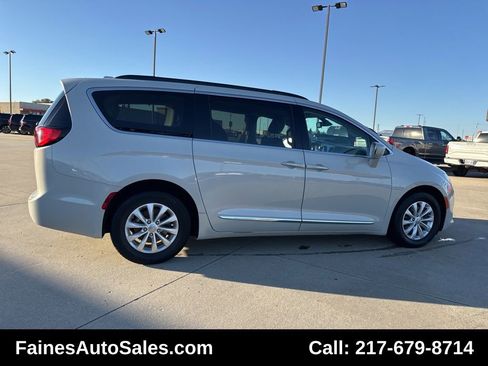Used 2017 Chrysler Pacifica Touring-L image 12